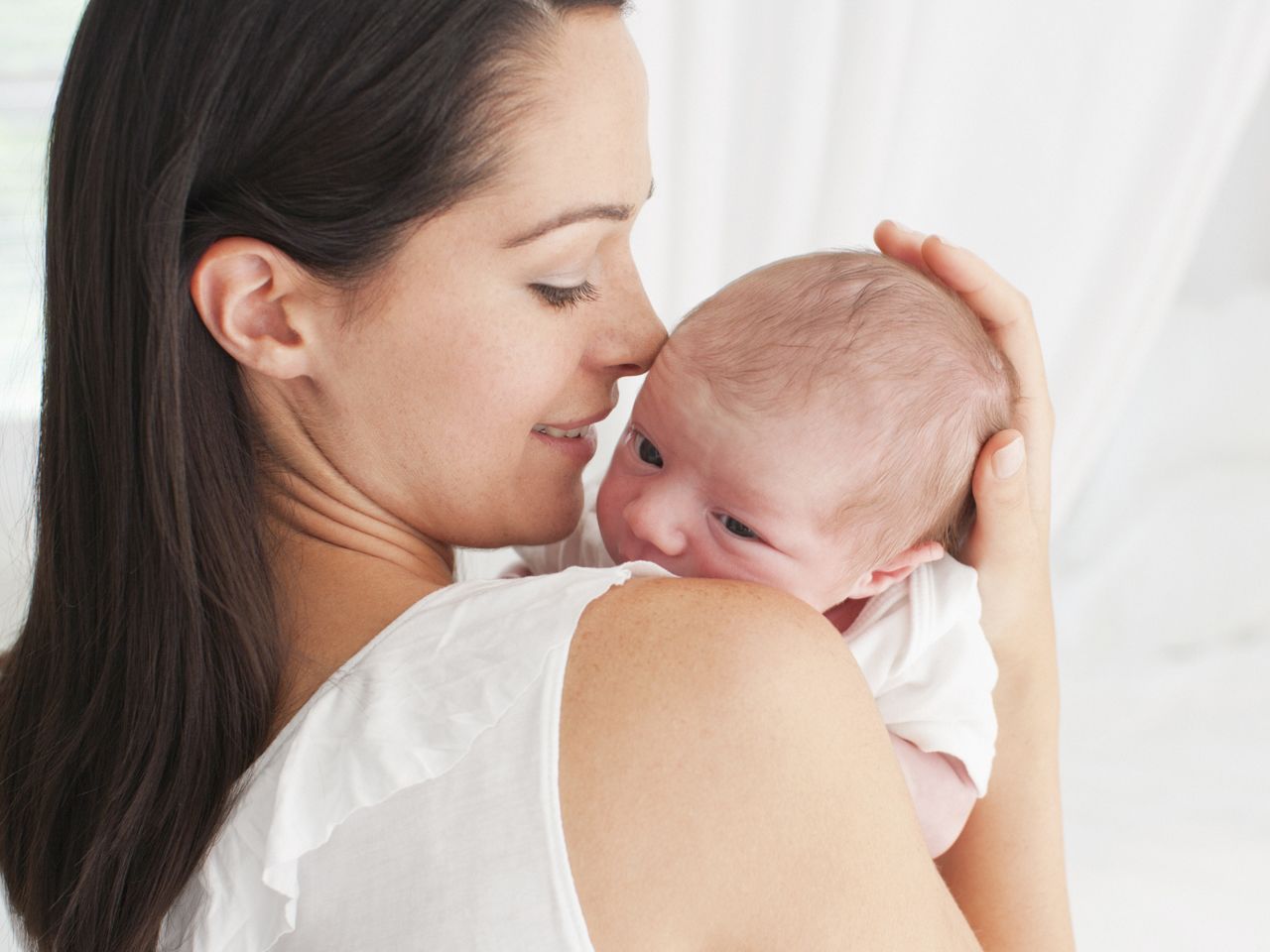 3. Menggendong bisa membuat bayi lebih tenang