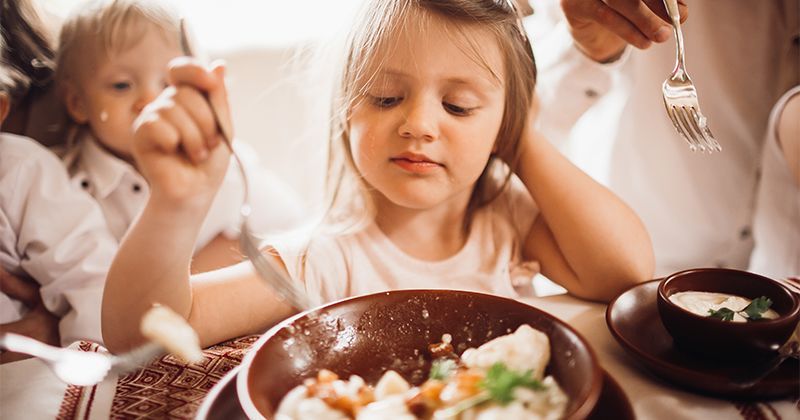 Apa Efek Memaksa Anak Menghabiskan Makanan