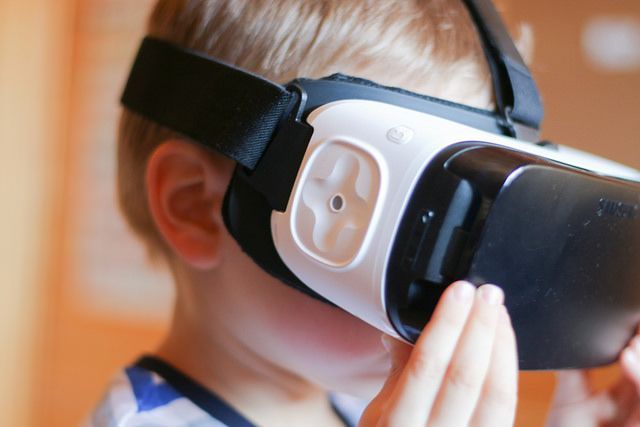 3. Ahli menyarankan umur minimum penggunaan VR