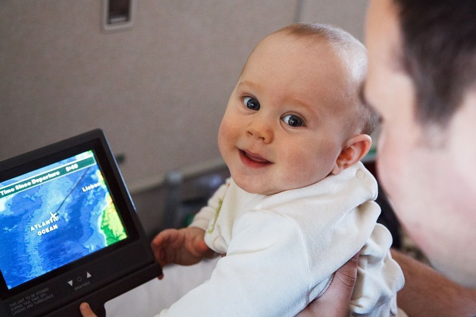2. Buat bayi duduk saat menggunakan gadget