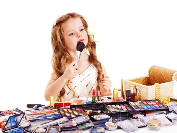Mama, Pertimbangkan Hal ini Sebelum Mengizinkan Anak Memakai Makeup