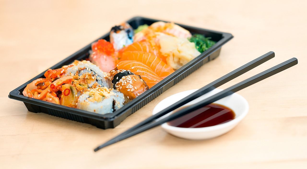 3. Makan sushi