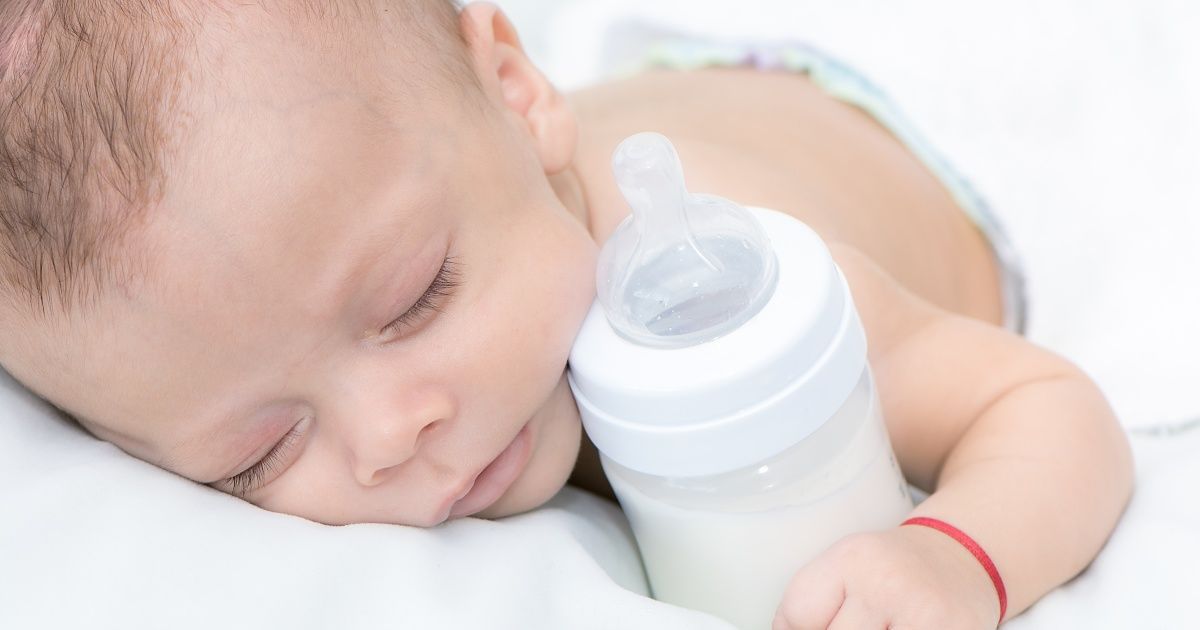 5. Membiarkan si Kecil tertidur susu botol masih menempel