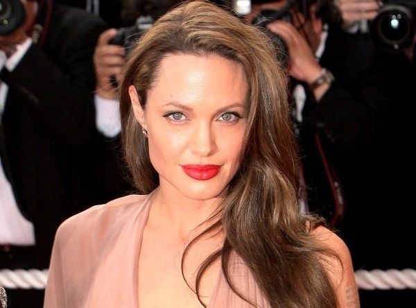 Sebelum Mengadopsi Anak, Simak Tips dari Angelina Jolie