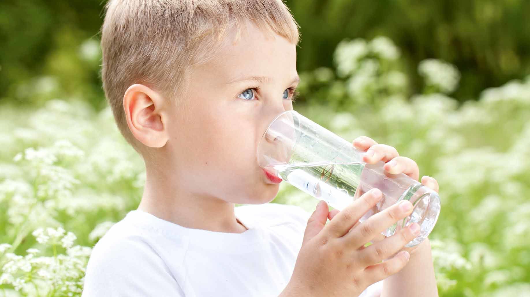 2. Membiasakan anak minum air putih setelah minum susu