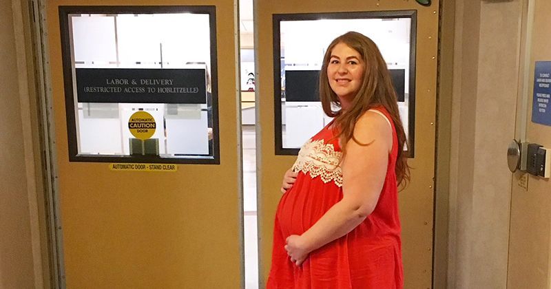 1. Ibu hamil nggak boleh berdiri depan pintu