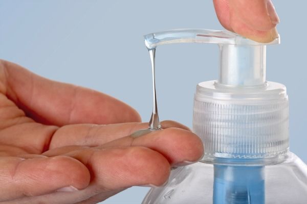 5. Menggunakan hand sanitizer lebih sering bahkan setelah mencuci pakaian
