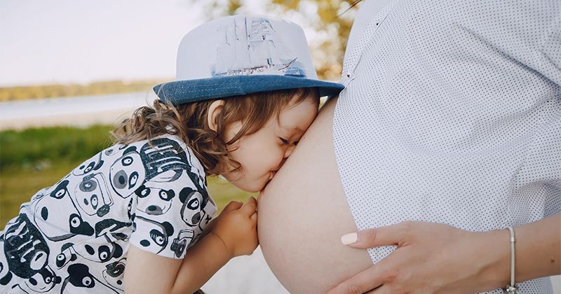 7 Cara Memperkenalkan Si Kakak Kehamilan Mama