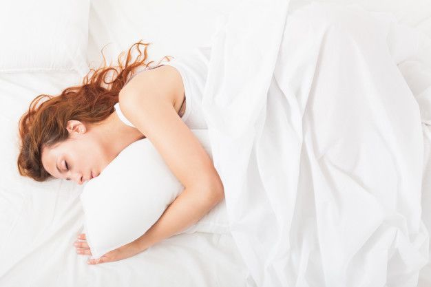 Bikin Nyaman, Ini 5 Manfaat Tidur Menggunakan Guling