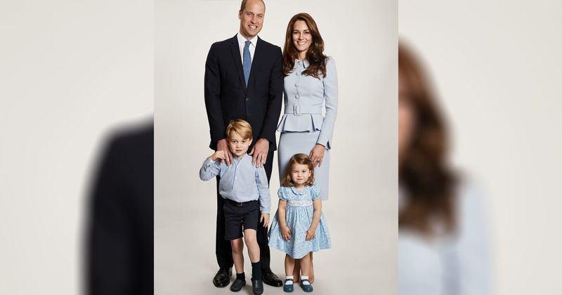 1. Foto keluarga sentuhan baju berwarna biru