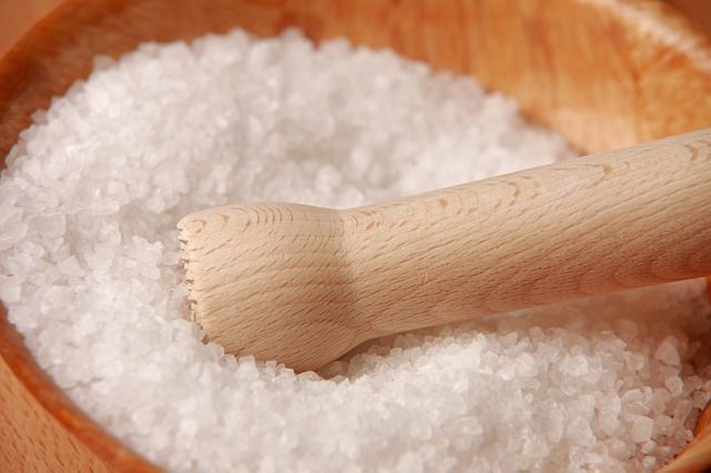 7. Manfaatkan larutan garam membasmi rayap