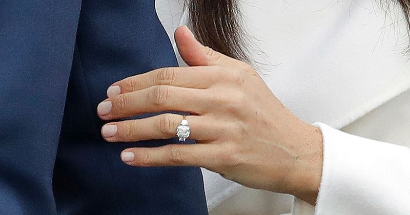 7. Desain cincin tunangan Meghan dibuat oleh Pangeran Harry