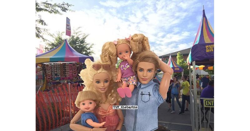 21. Barbie pergi ke taman bermain bersama keluarga