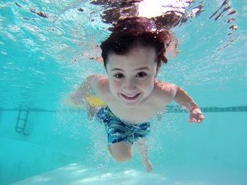 2. Berenang tanpa izin orangtua
