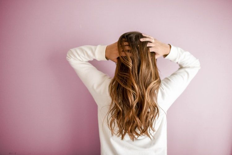 Jangan Dianggap Sepele Ini 5 Tanda Kalau Rambut Kamu Berketombe