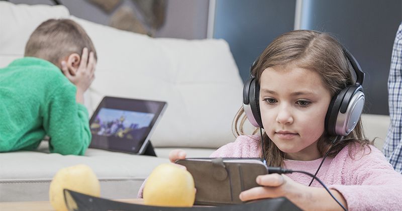 Wajib Tahu 7 Tips Mengajari Anak Etika Pakai Smartphone