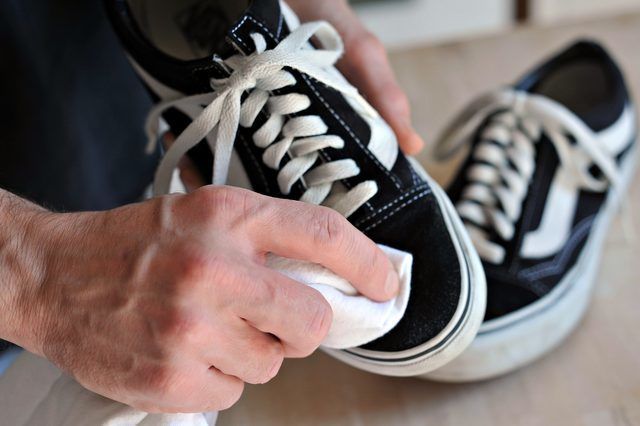 2. Membersihkan sisa kotoran ketika sepatu sudah mengering
