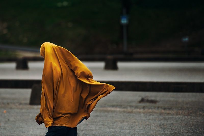 6. Pilih bahan hijab mudah menyerap keringat