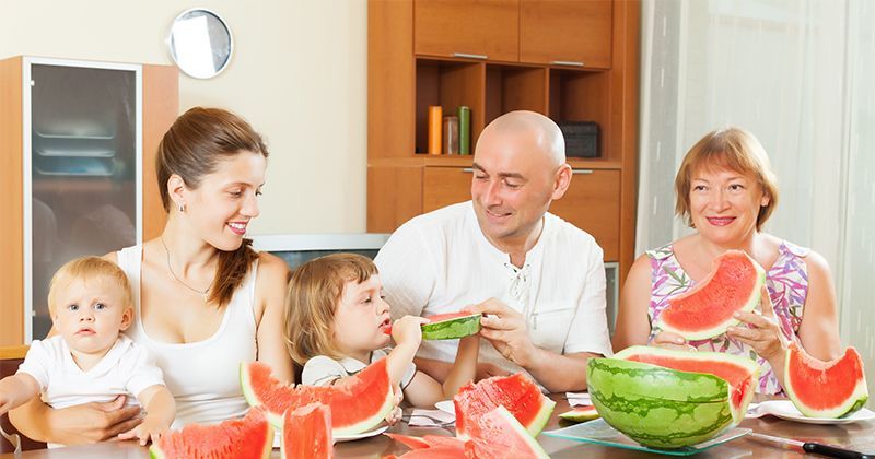 3. Biasakan makan bersama keluarga