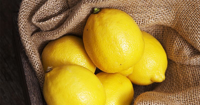 6. Gunakan air lemon mengatasi bibir pecah-pecah