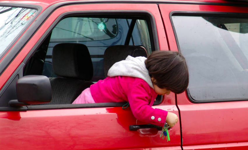 Waspada Kecelakaan Mungkin Terjadi Jika Anak Sendirian Mobil
