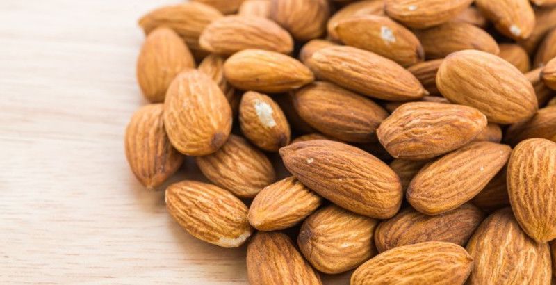 4. Kacang almond kaya akan lemak tak jenuh tunggal