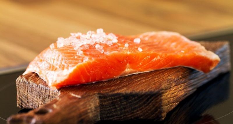 8. Salmon atau tuna kaya protein mineral