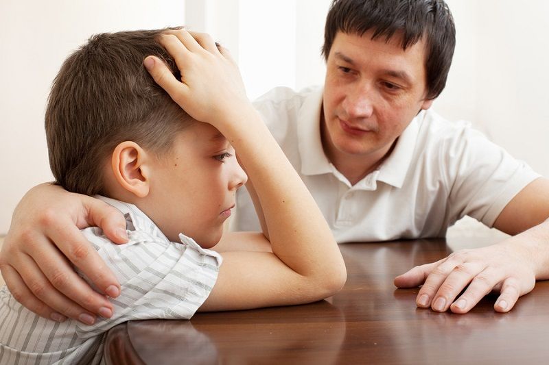 4. Membantu anak mengatasi penolakan dari lingkungan sosial