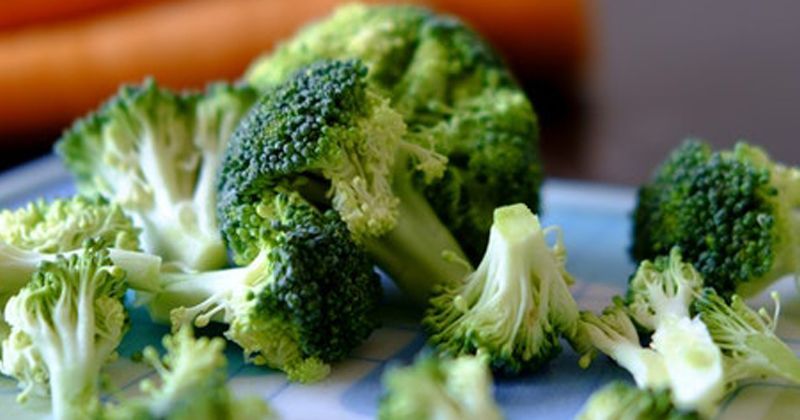 1. Sayuran berwarna hijau seperti bayam hingga brokoli