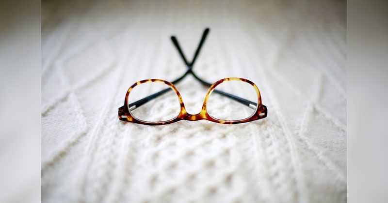 4. Ajari perawatan kacamata