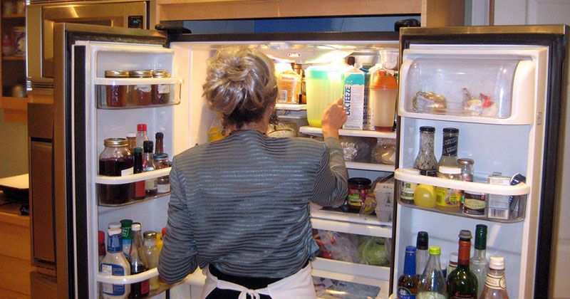 6. Membersihkan kulkas secara teratur