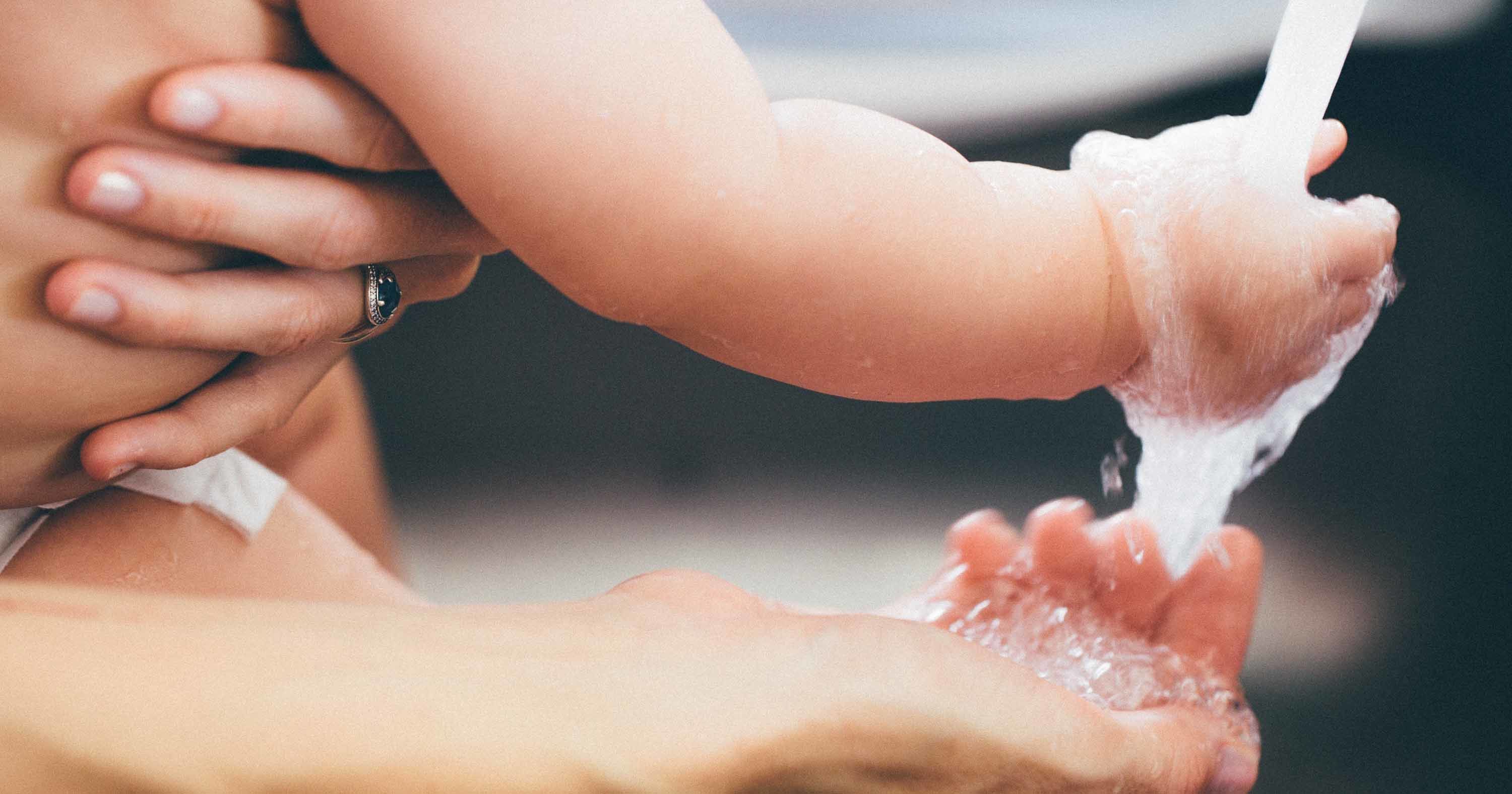 1. Ajarkan anak rajin cuci tangan