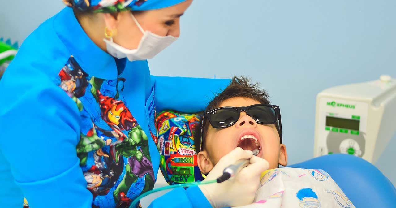 5. Cobalah mengajak anak ke dokter gigi spesialis khusus anak-anak