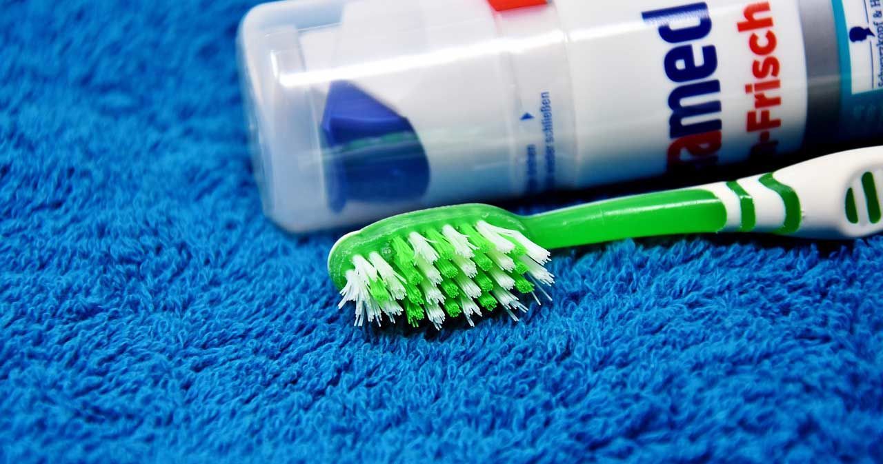 1. Rutin menyikat gigi flossing