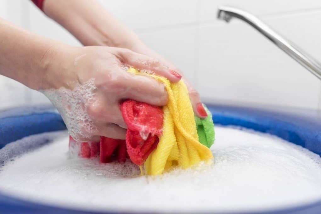 2. Cuci secara manual menggunakan tangan
