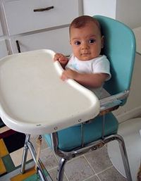 5. High chair membantu posisi duduk bayi saat makan