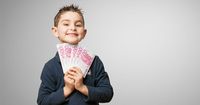 5 Cara Menyiasati Anak Sering Minta Uang Jajan