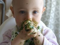 5 Alasan Mengapa Mama Harus Membiarkan Bayi Bermain Makanannya