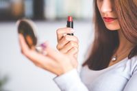 7 Rekomendasi Lipstik Ibu Hamil, Ada Brand Lokal
