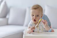 Perkembangan Bayi Usia 6 Bulan 1 Minggu Saat Mencoba Makan MPASI