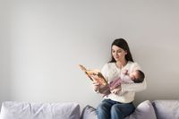 5 Manfaat Membaca Buku Bayi, Coba Sekarang Yuk