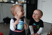 Mudah Tips Aturan Mengajarkan Bayi Mahir Minum dari Gelas