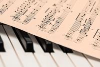 4. Nyalakan musik lembut