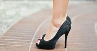 3. Selalu pakai sepatu berhak tinggi