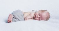 Mitos 5 Penting mengatur posisi tidur bayi
