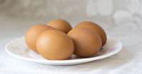 2. Telur mentah