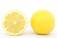 4. Meletakkan jeruk nipis atau lemon sekitar makanan