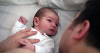 Tren Papa Milenial Rela 'Menyusui' Bayi Sedang Jauh dari Mamanya
