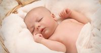 5 Tips Mengatasi Bayi Sering Kaget saat Tidur