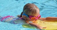 Penting Kenali 5 Cara Mengajari Anak Berenang agar Tetap Aman